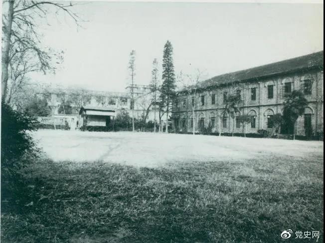 　　1927年3月18日，毛澤東出席在武昌舉行的河南武裝農(nóng)民代表大會，并作湖南農(nóng)運狀況報告。圖為大會會場——武昌農(nóng)講所大操場。