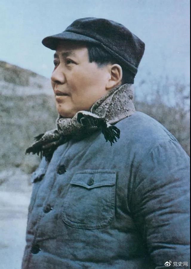 　　1947年3月18日，中共中央機關(guān)主動撤離延安。毛澤東和周恩來、任弼時等繼續(xù)留在陜北，指揮全國人民解放戰(zhàn)爭。這是轉(zhuǎn)戰(zhàn)陜北前夕的毛澤東。